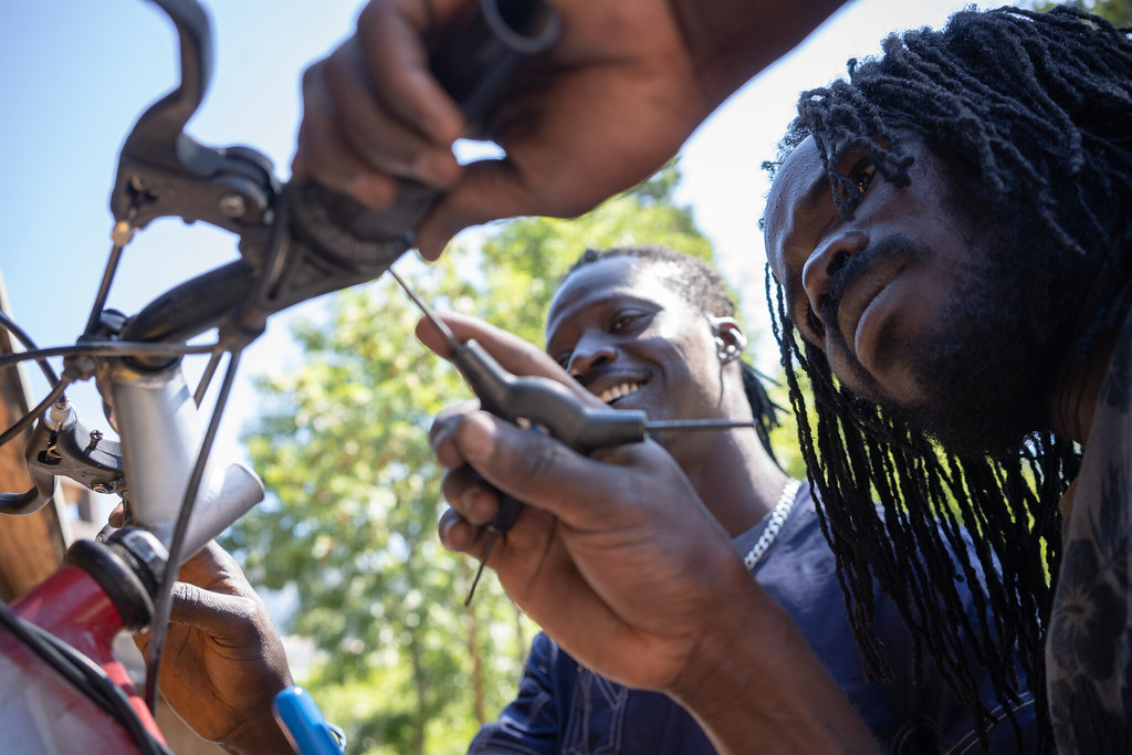construction d'un four solaire avec l'association EKO! low-tech, basée à Briançon et Marseille