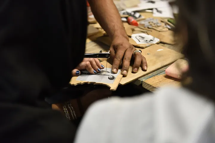 Fabrication de décorations et cadeaux de noël aux ateliers low-tech de EKO! à Lesbos ©2019 Ralf Henning