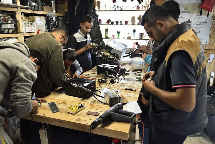 Atelier création de batteries portables avec EKO! à Lesbos