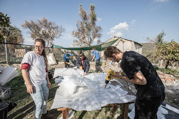 Atelier fabrication de matelas isolants à Moria ©2019 Rene Atzler