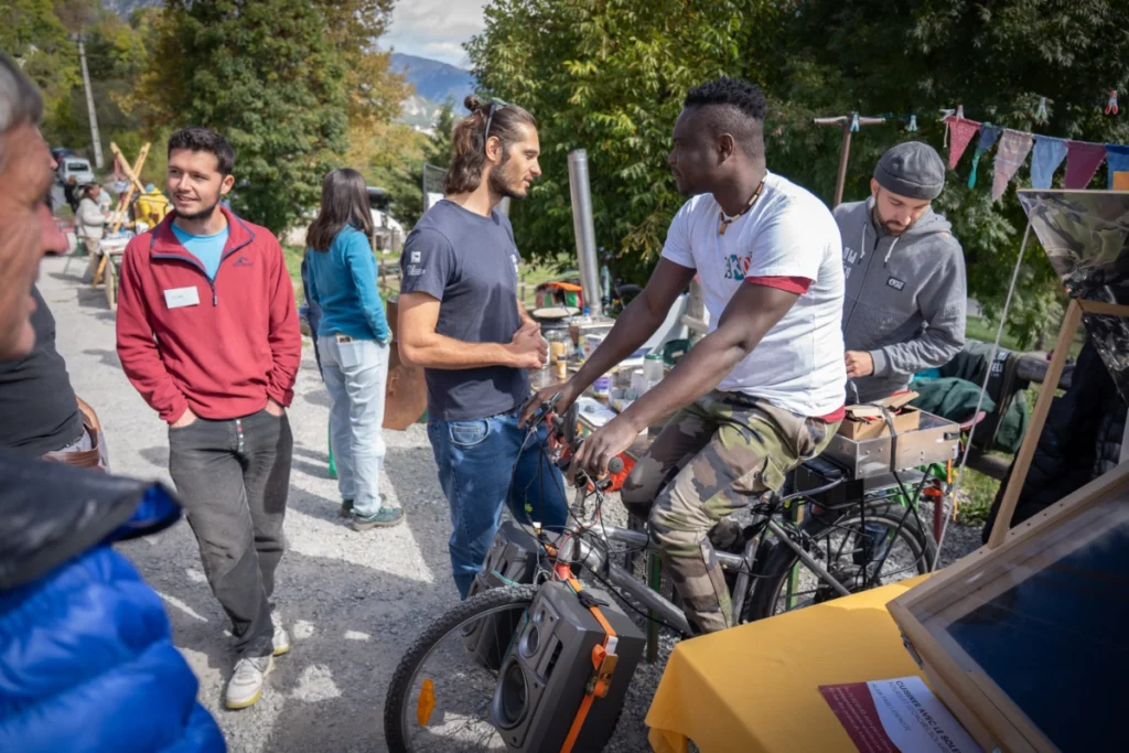 Forum des acteur·rice·s lors du festival Low-tech organisé par EKO! et Environnement et Solidarité à Briançon en septembre 2025