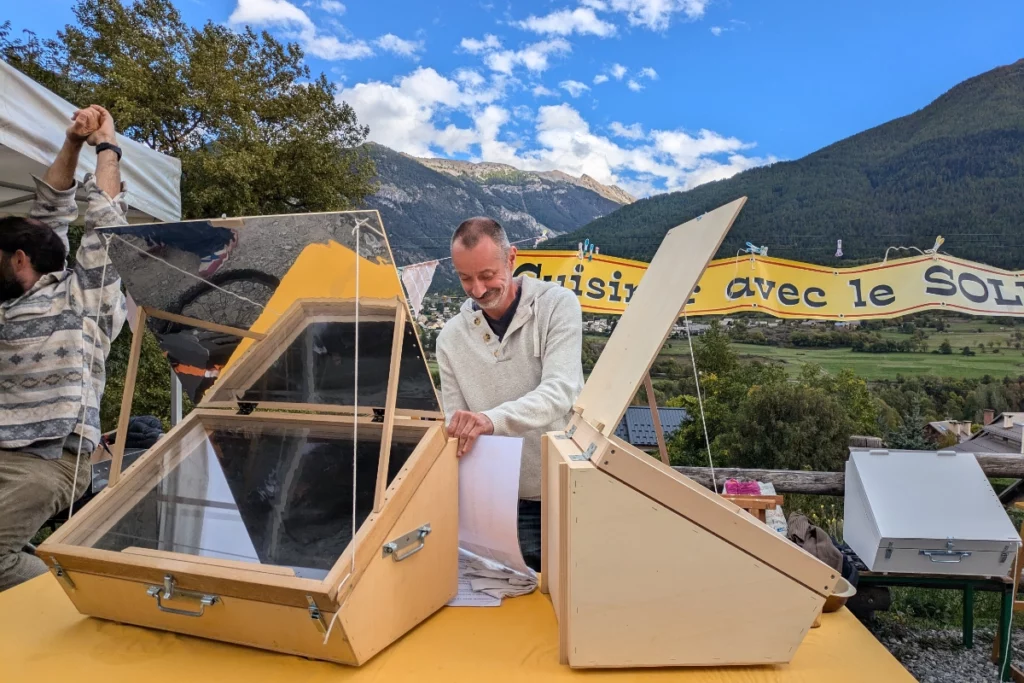 Stand fours solaires lors du festival Low-tech organisé par EKO! et Environnement et Solidarité à Briançon en septembre 2025