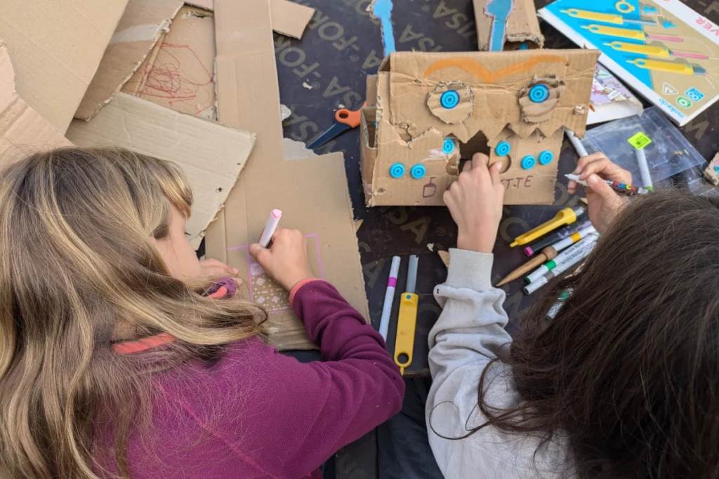 Activité ludothèque lors du festival Low-tech organisé par EKO! et Environnement et Solidarité à Briançon en septembre 2025