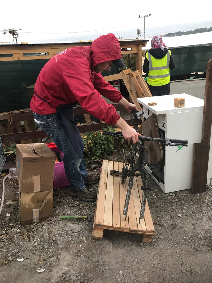 Hugo, notre volontaire construisant la machine à laver à pédales low tech ©2019 EKO!