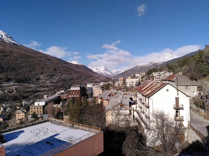 vue depuis le bâtiment des terrasses solidaires à Briançon et bureaux d'EKO