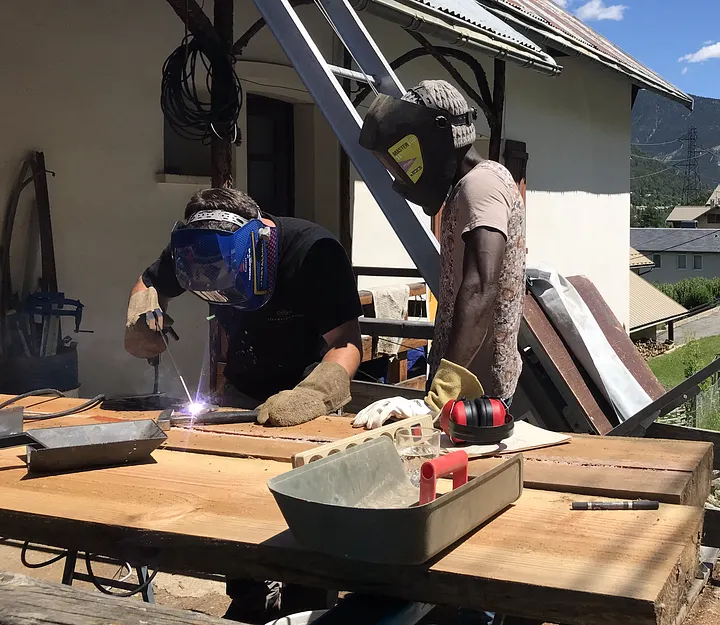 Lamine, développant une vocation pour l’artisanat de la soudure, et Guillaume, soudeur professionnel ©2020_EKO!