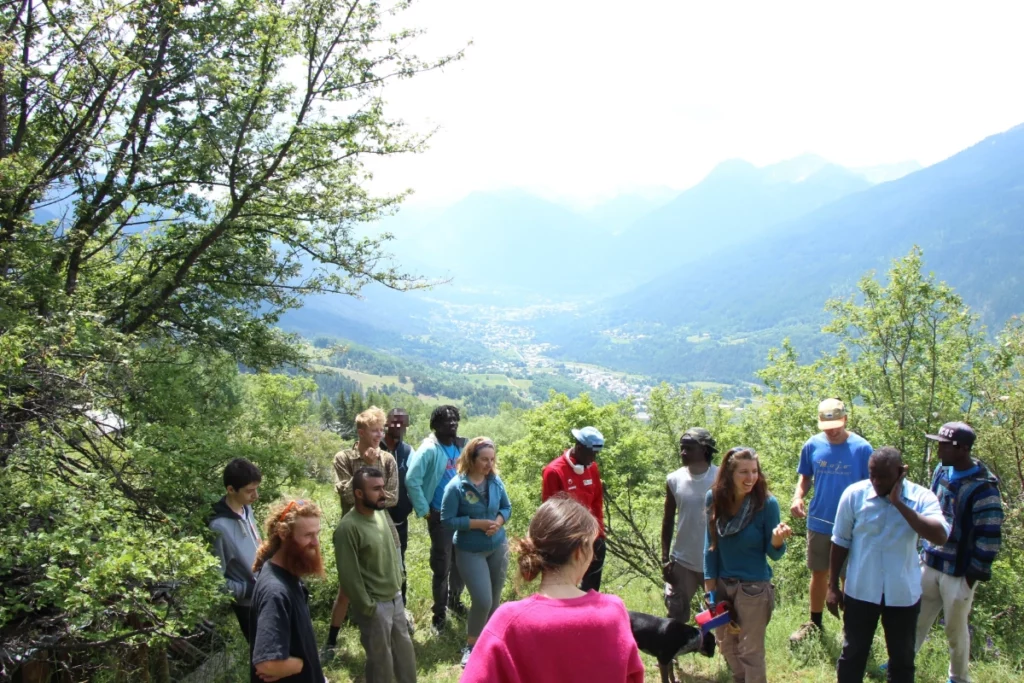 Marjolaine explique comment construire un mur en pierre sèche