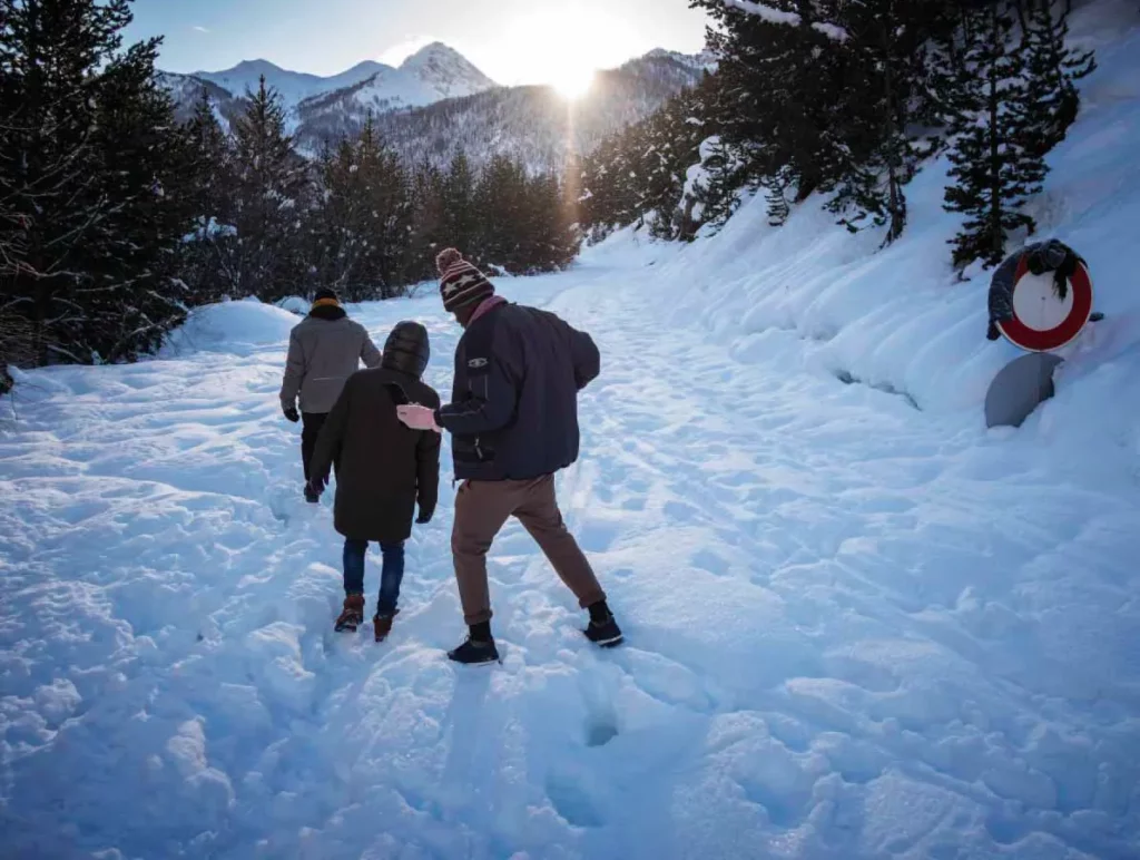 Trois migrants, dont un enfant, traversent les Alpes à pied près de Bardonecchia, en Italie, espérant arriver en France ©2018_AntonioMasiello/GettyImages