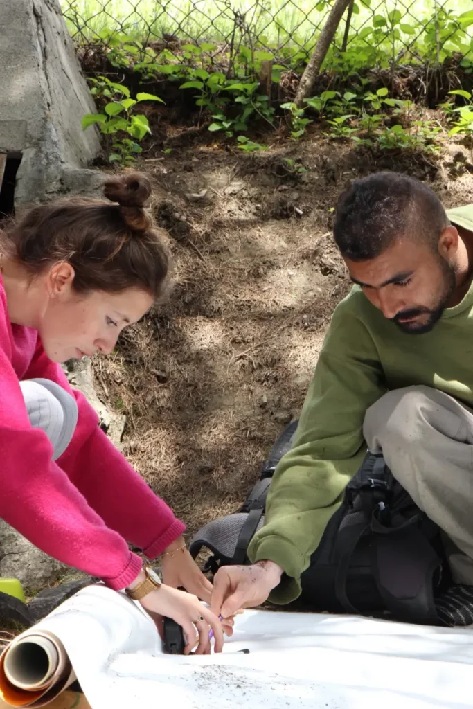 Constance, franco-anglaise, et Ali, afghan, réalisent les plans d’une mosaïque©2020_EKO!