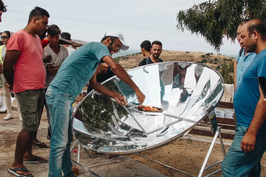 Cuiseur solaire parabolique, donné au Low-tech Lab et monté lors d’un des ateliers suivants au centre de jour “One Happy Family” : si ce cuiseur n’est pas réplicable par tout un chacun (matériaux non-disponibles localement à moindre coût économique et environnemental), il est impressionnant d’efficacité : la sauce tomate s’est mise à crépiter au bout de quelques minutes ! — © Juin 2018, Low-tech Lab