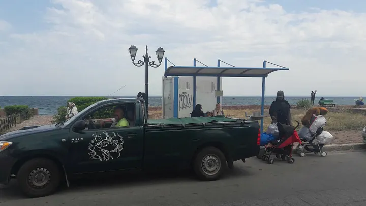 Des migrants attendant le bus reliant la ville de Mytilène au camp de Moria, à une dizaine de kilomètres — © Mai 2018, Pascaline Roi