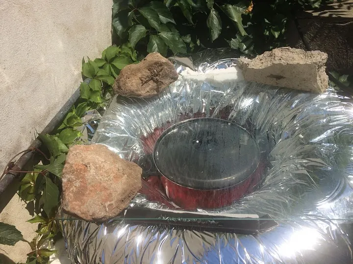 Four solaire 100 % sur-cyclé fabriqué lors de l’atelier à partir d’une chambre à air (trouvée dans un garage), du polystyrène (de chez le poissonnier), une vitre (provenant d’une chute chez un vitrier) et une couverture de survie (du camp de Moria) — © Juin 2018, Low-tech Lab