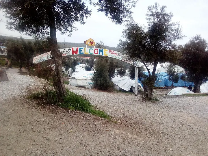 L’entrée du camp informel surnommé l’Oliveraie (“Olive grove”) ou Verger (“Orchard”), à quelques mètres du camp principal de Moria — © Février 2018, Low-tech Lab