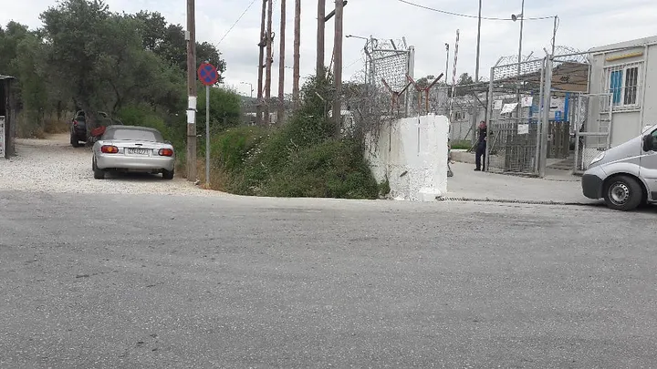 L’entrée principale du hotspot de Moria… un enfer au paradis. — © Mai 2018, Pascaline Roi