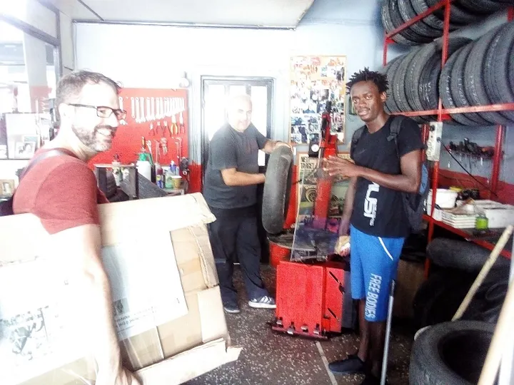 Les ateliers low-tech à Lesbos sont précédés d’une session de “trash hunting” (chasse aux déchets) pour récupérer tout ce qui peut servir ! — © Juin 2018, Low-tech Lab