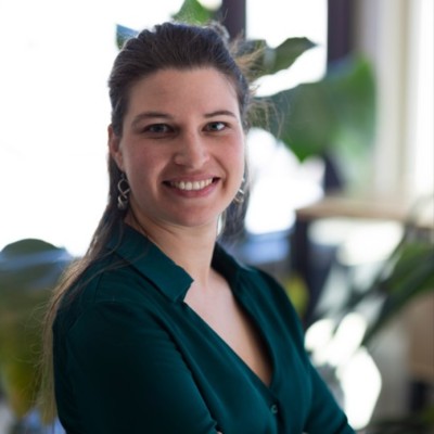 Laetitia BERT, membre du Conseil d'Administration de l'association EKO! qui porte des projets positifs et innovants pour les humains et la nature : low-tech, insertion socio-professionnelle, à Briançon, Marseille et Lesbos