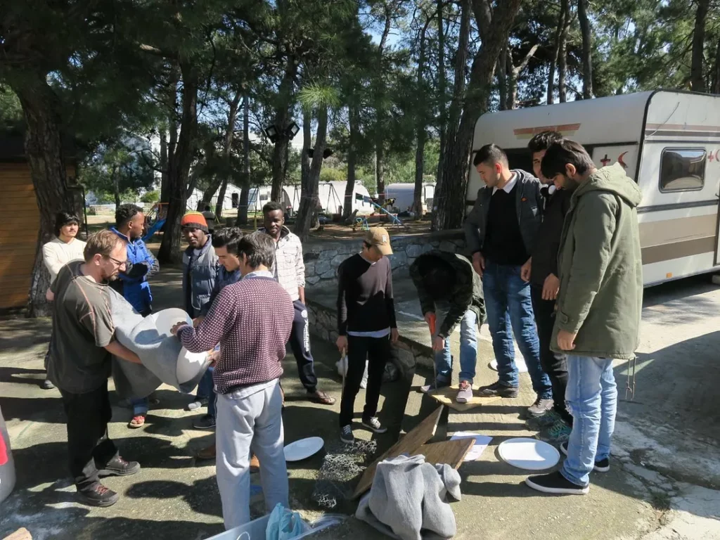 Premier atelier low-tech “fabrication de frigos du désert” avec les migrants du camp de Pikpa, Lesbos — © Février 2018, Low-tech Lab