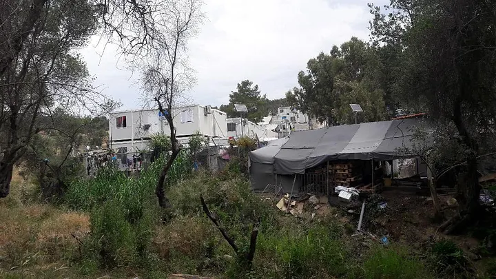 Vue de côté du camp officiel de Moria : les migrants sont entassés dans des containers — © Mai 2018, Pascaline Roi