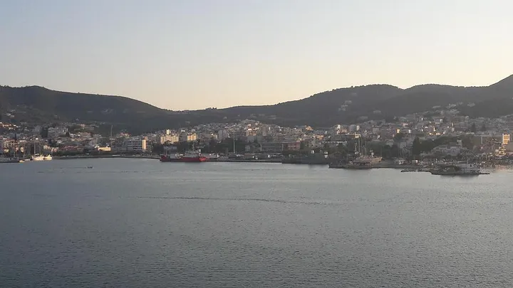 Vue d’ensemble de Mytilène, sous le soleil exactement… — © Mai 2018, Pascaline Roi