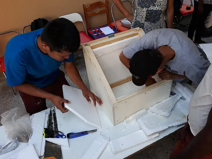 Un peu de menuiserie, un peu de géométrie, un peu de cuisine, les ateliers low-tech, c’est rassembler plein d’idées et de talents autour d’un même objectif ! En dehors de l’aspect technique de la solution, les ateliers sont des moments collaboratifs et ludiques : tout le monde participe, l’ambiance est à la fois studieuse et joyeuse ! L’intelligence collective en action ! — © Juin 2018, Low-tech Lab