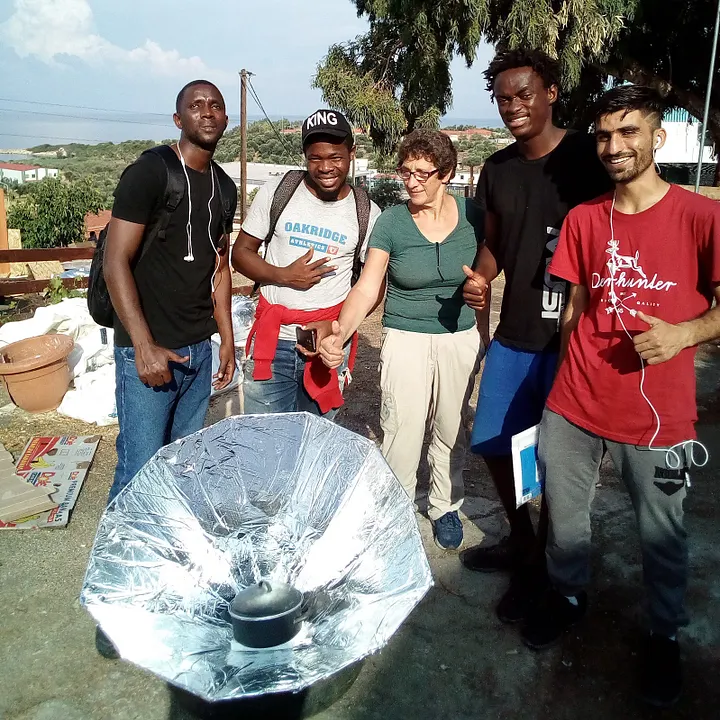 Défi relevé lors d’un autre atelier au centre de jour “One Happy Family” : concentrateur solaire parabolique fabriqué avec du carton et une couverture de survie ! — © Juin 2018, Low-tech Lab