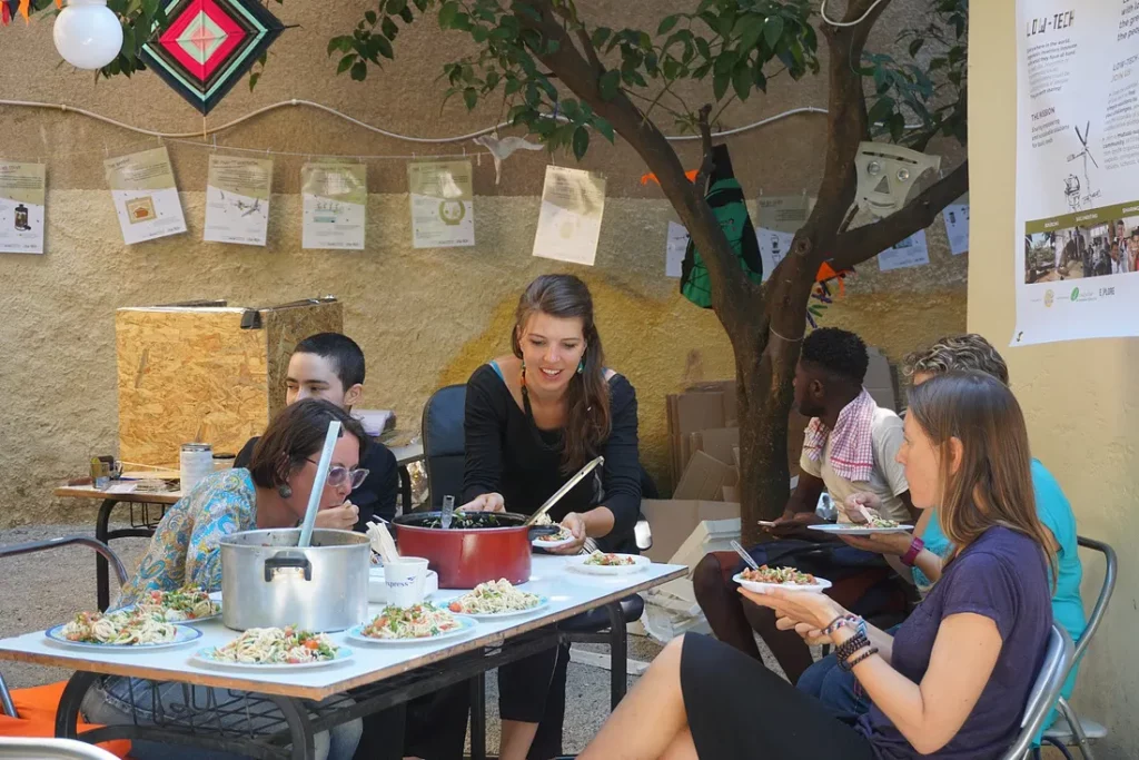 Après l’effort, le réconfort : dégustation de spaghettis (trop cuites ou pas assez selon les goûts !) grâce à ces premiers cuiseurs solaires ! — © Juin 2018, Low-tech Lab