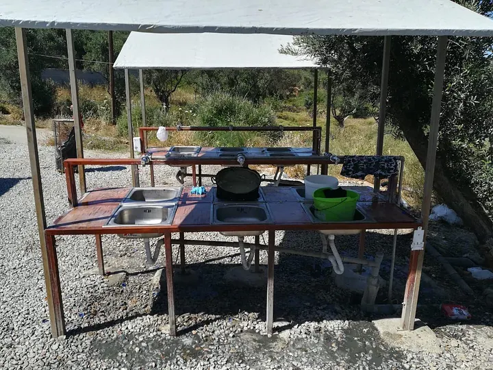 Depuis quelques mois, de nouveaux points d’eau ainsi que des préfabriqués avec des douches et des toilettes individuelles ont été installés à l’Oliveraie : « Avant, nous étions obligés d’aller en contre-bas pour nous laver au milieu des excréments », raconte A., du Cameroun. — © Mai 2018, Pascaline Roi