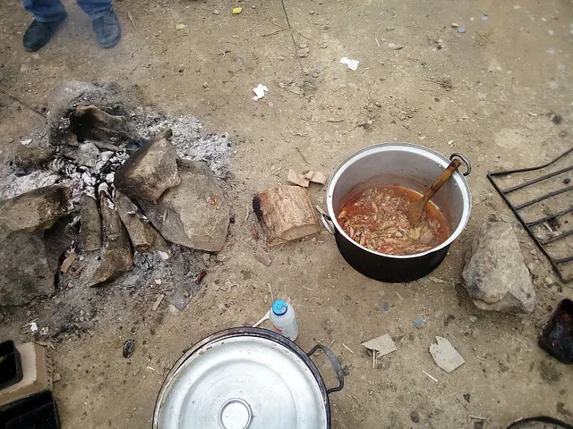 Un foyer de cuisson au bois entre les tentes du campement informel de l’Oliveraie — © Février 2018, Low-tech Lab