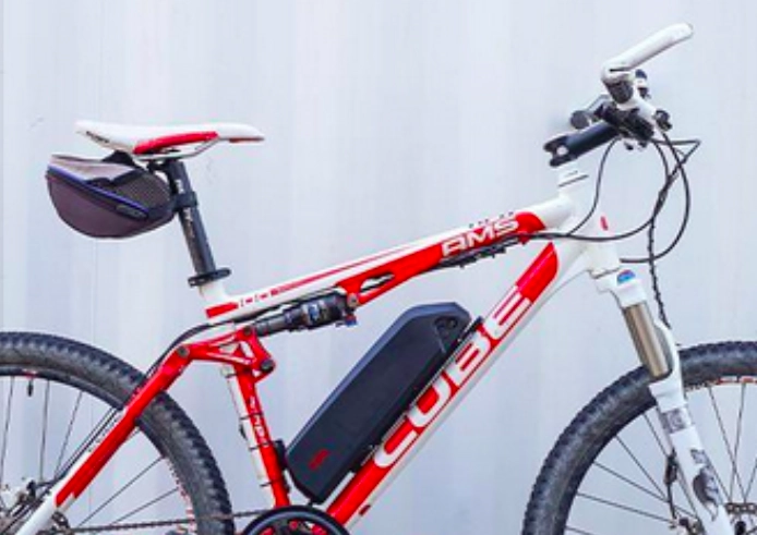atelier électrification vélo à Briançon proposé par Low-tech A(l)titude, projet porté par les associations EKO! et Environnement et Solidarité