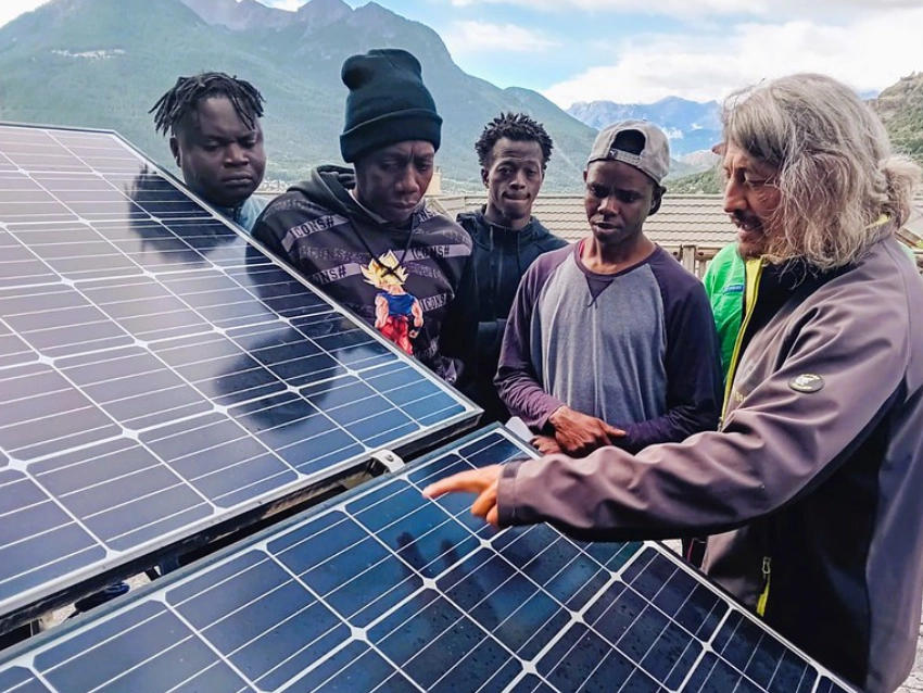 formation à l'installation de panneaux photovoltaïques vers Briançon proposé par Low-tech A(l)titude, projet porté par les associations EKO! et Environnement et Solidarité